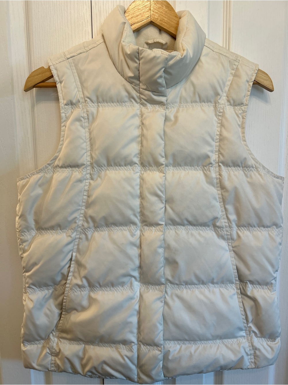 Eddie Bauer Women’s Premium Goose Down Quilted Puffer Vest – M – Cream/Ivory